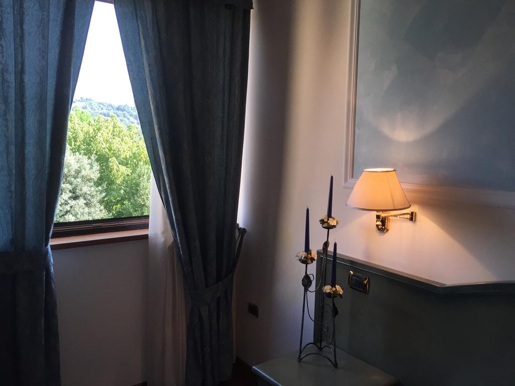 Oscar E Amorina Montegiorgio Oda fotoğraf